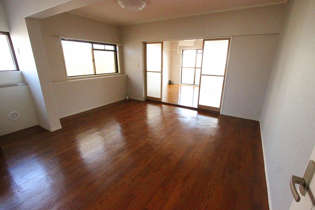 居室・リビング　同物件別部屋