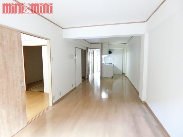 居室・リビング　１３帖のＬＤＫで家族団欒できますね