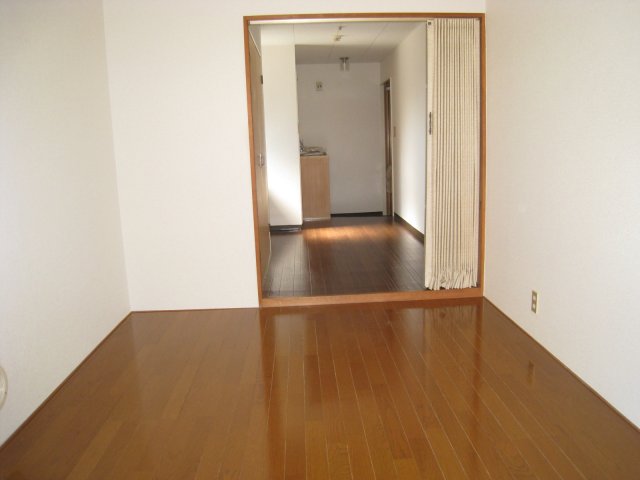 居室・リビング　同物件、別号室のものです。