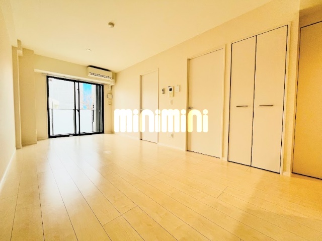 居室・リビング　大きな窓で日当たり良好?