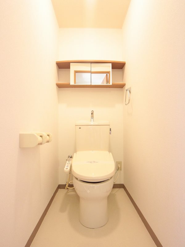 トイレ　温水洗浄便座ついてます。