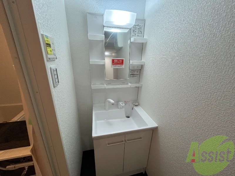 洗面設備　独立洗面台がございますので、朝の支度もばっちりですね。