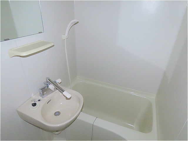 バス・シャワールーム　洗面台とユニット式のお風呂です