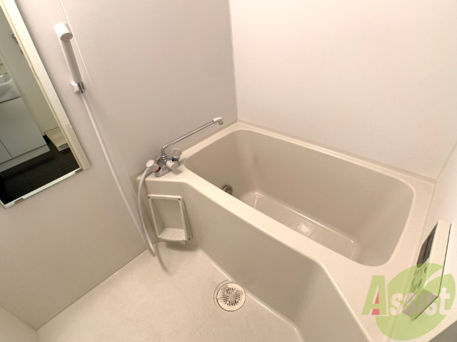 バス・シャワールーム　こちらはお風呂。一日の疲れをここで癒してください。