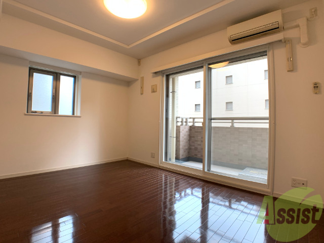 居室・リビング　８帖の洋室です。広々として、きれいですね。