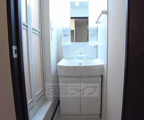 洗面設備　シャンプードレッサ付きの独立洗面台です。