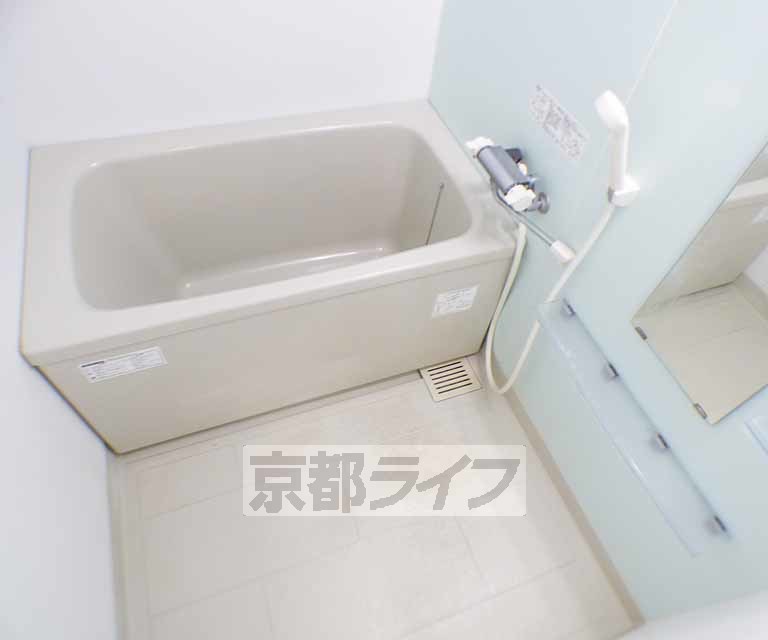 バス・シャワールーム　ミントグリーンのパネルが爽やかな浴室です。浴室乾燥もつ...