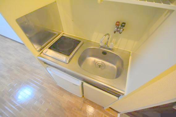 キッチン　ピカピカのミニキッチンです。お料理が楽しくなりますね。