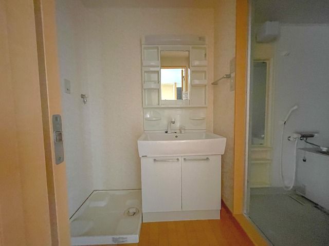 洗面設備　独立洗面化粧台が付いています