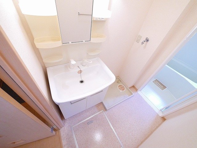 洗面設備　独立洗面台あり、毎朝おしゃれに忙しい女性の方におすすめです