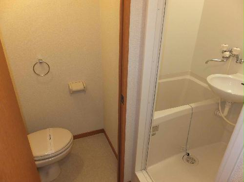 バス・シャワールーム　風呂トイレは別々です