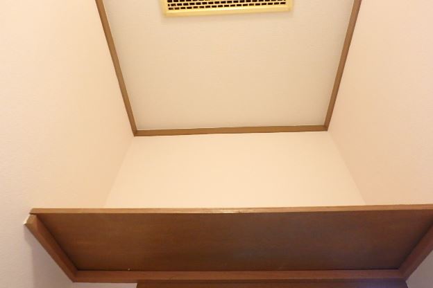 トイレ　トイレには便利な棚付き。