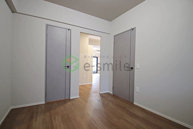 居室・リビング　落ち着いた色調の洋室です