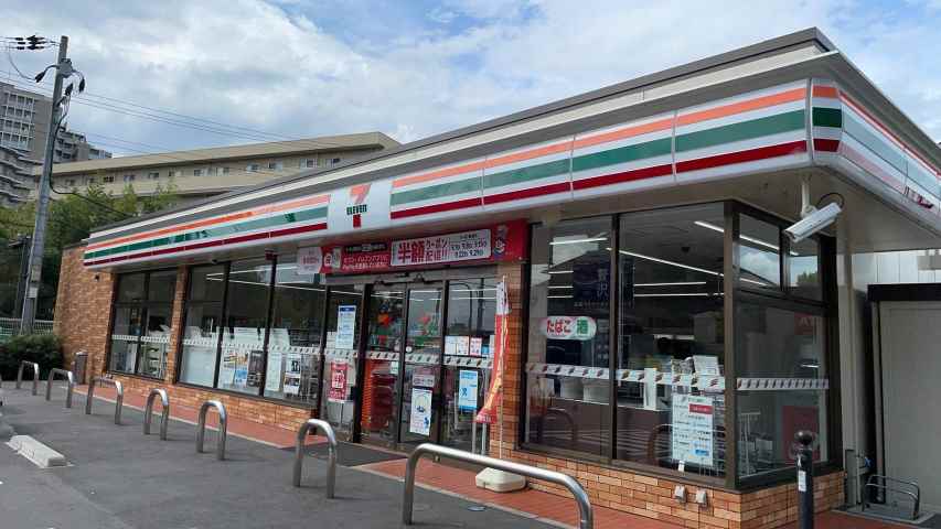 コンビニ　セブン－イレブン豊中東泉丘店（コンビニ）まで383m