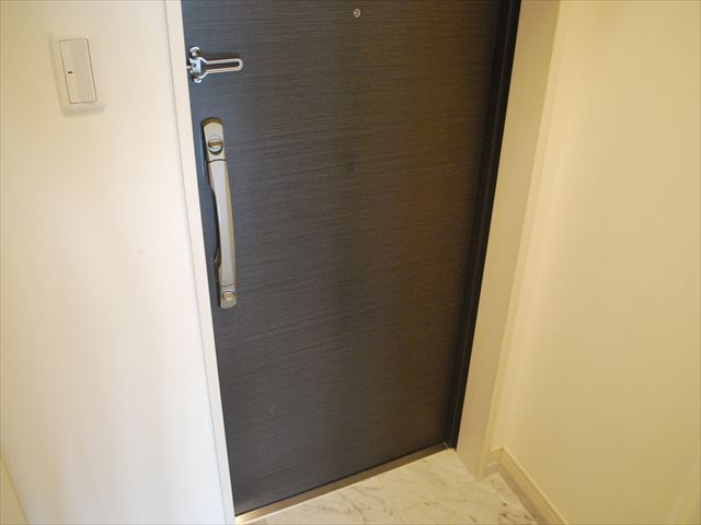 玄関　写真は同タイプ住居です。