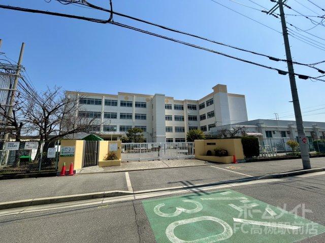 中学校　高槻市立第三中学校（中学校）まで641m