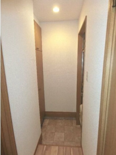 玄関　反転間取りの別部屋の写真です。