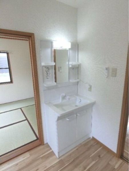 洗面設備　反転間取りの別部屋の写真です。