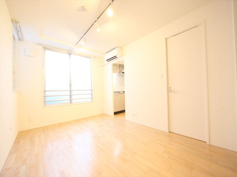 その他部屋・スペース　洋室7.79帖　2面採光　エアコン完備　室内洗濯物干し掛け付