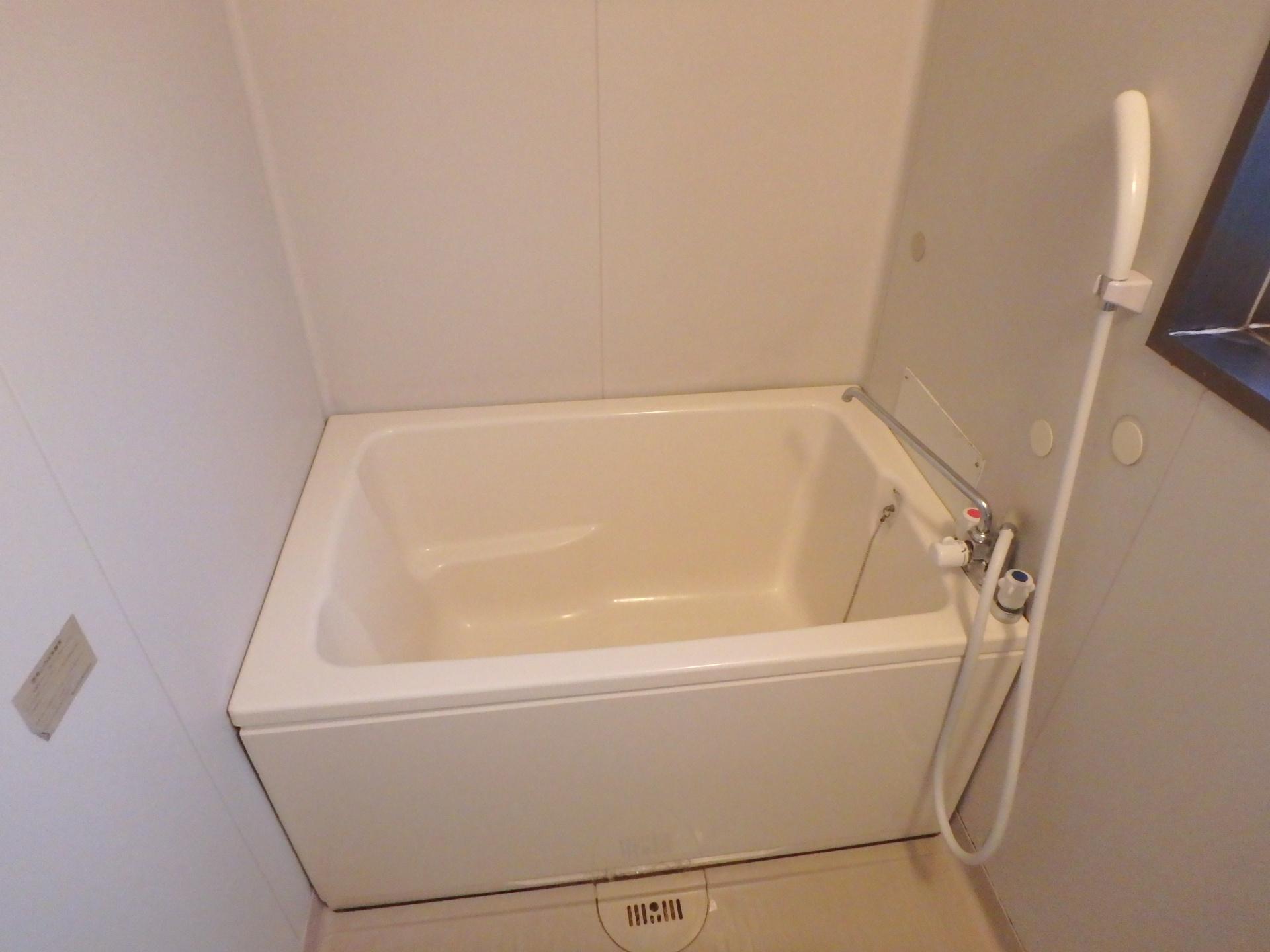 バス・シャワールーム　窓付きの浴室です