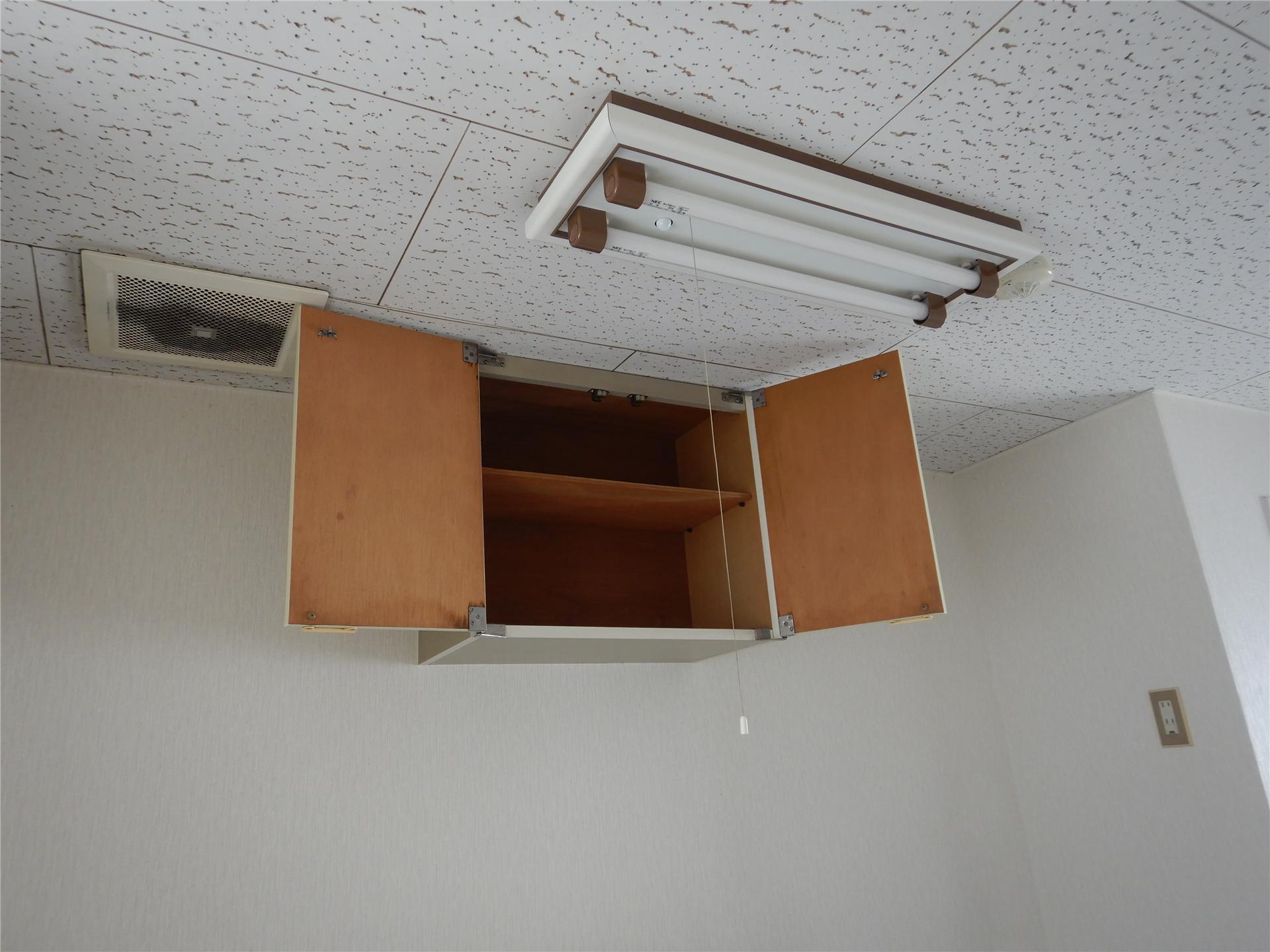 その他　キッチン上部にも収納が付いています