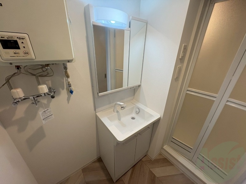 洗面設備　大きくて使いやすそうな独立洗面台になっています。