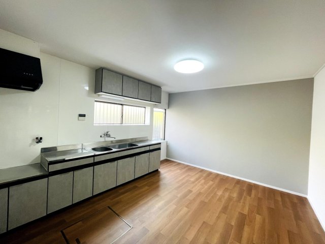 居室・リビング　窓から明るい光が差し込むお部屋です