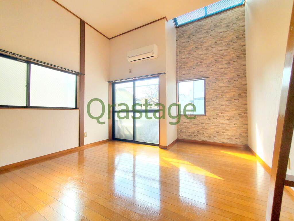 居室・リビング　2面採光で明るいお部屋は約8帖♪