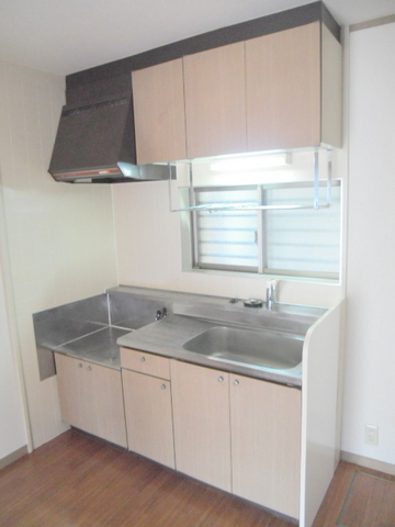 キッチン　手元に窓がある収納が豊富なキッチン