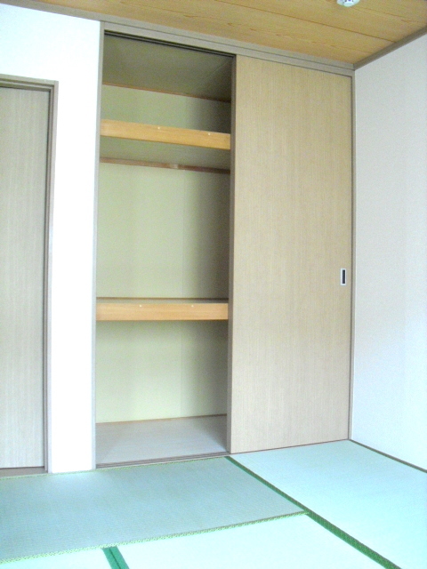 収納　天井までの高さのある和室の収納