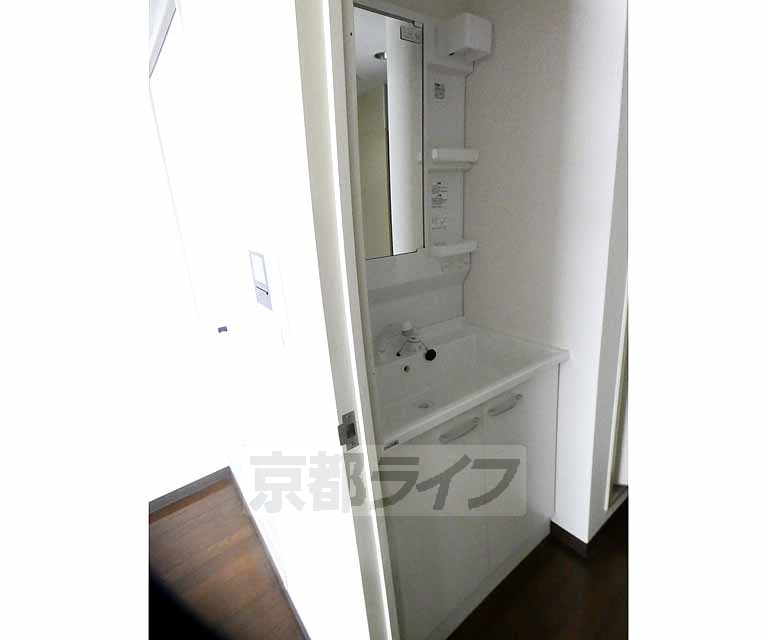 洗面設備　清潔感のある洗面所です。