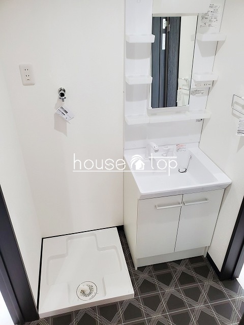 洗面設備　シャワー付洗面台！ゆったりとした脱衣スペース