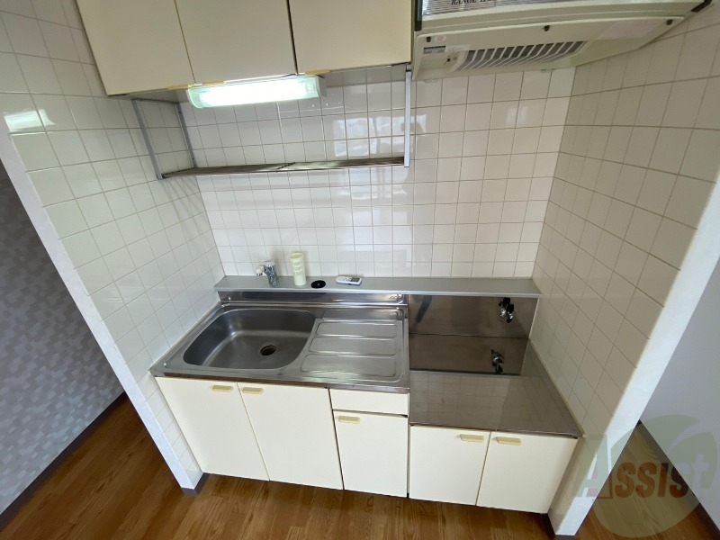 キッチン　キッチン周りは意外と物が多いので棚があるといいですね。