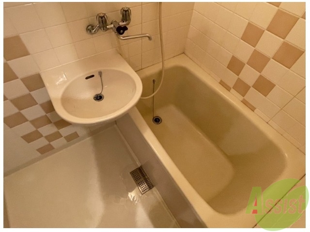 バス・シャワールーム　お風呂はゆったり浸かれる広さです。疲れが取れそうです。