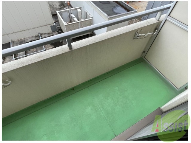 バルコニー　バルコニーは洗濯物を干すには十分な広さです。