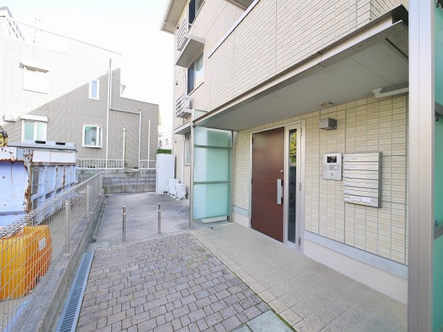 エントランス　オートロック付きのエントランスです