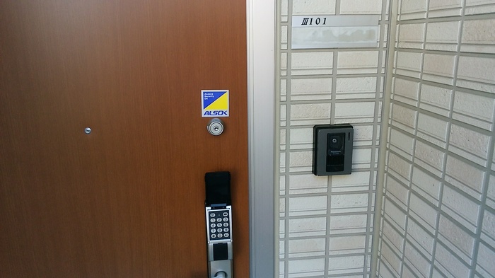 玄関　玄関鍵・モニター付きインターホン