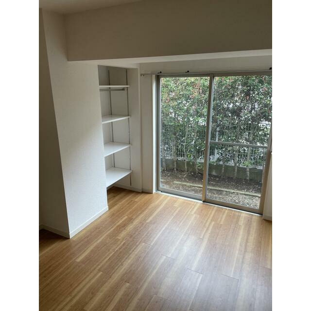 居室・リビング　洋室左側