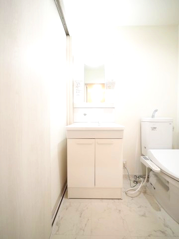 洗面設備　朝の支度に嬉しい洗髪洗面化粧台