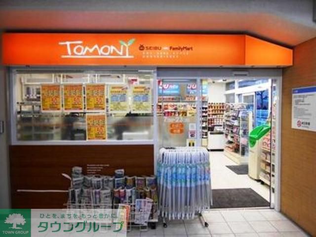 コンビニ　ファミリーマートトモニー西武新宿駅北口店（コンビニ）まで590m