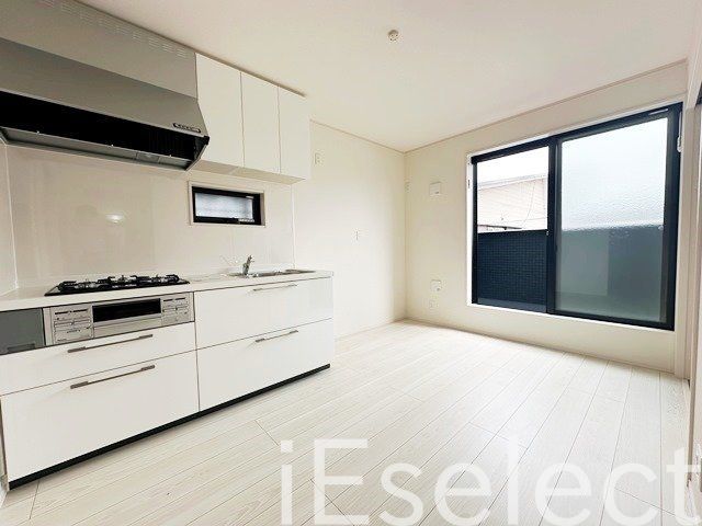 居室・リビング　窓も大きく明るいですね