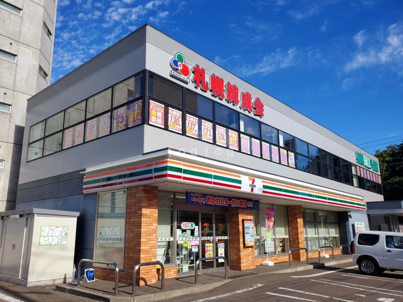 コンビニ　セブンイレブン札幌南高前（コンビニ）まで108m