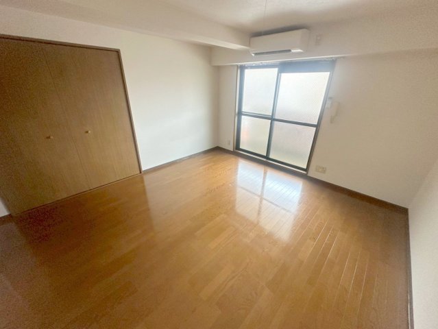 居室・リビング　白を基調とした内装でおしゃれで、落ち着ける空間です。