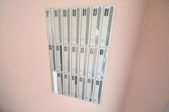 ロビー　ロビーにある各部屋毎のメールボックス。