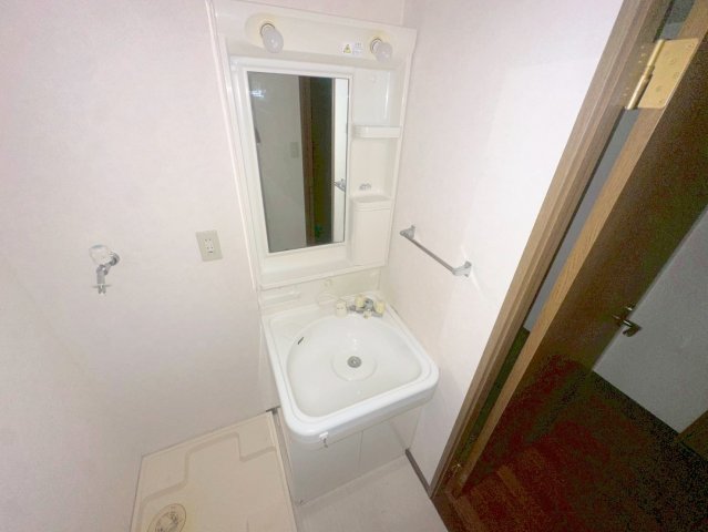 洗面設備　身支度が出来る独立洗面台です。