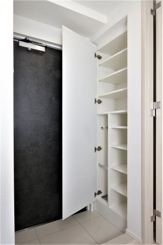 玄関　参考写真（同物件別部屋）