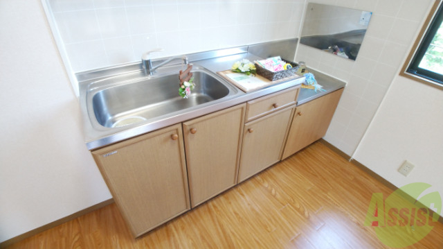 キッチン　キッチンを正面から撮影しています、収納スペースもあり使い易い