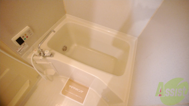 バス・シャワールーム　白くきれいな浴室です、トイレ別、脱衣所ありで使いやすい