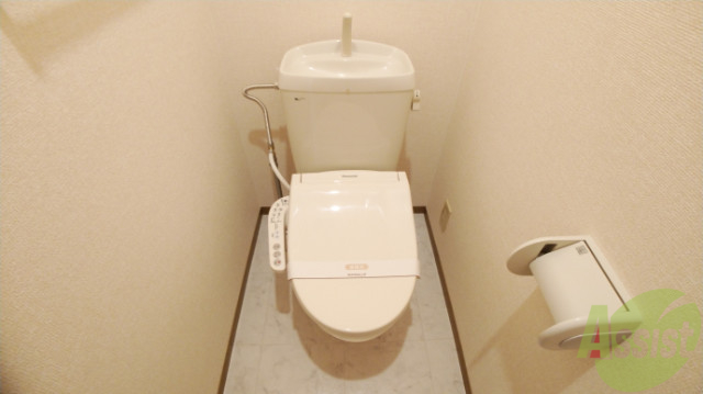 トイレ　温水洗浄機能付きのトイレです。きれいで落ち着ける空間。