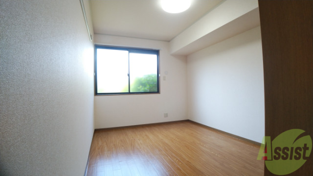 その他部屋・スペース　玄関入って左の５帖の洋室は寝室にちょうどいいサイズ